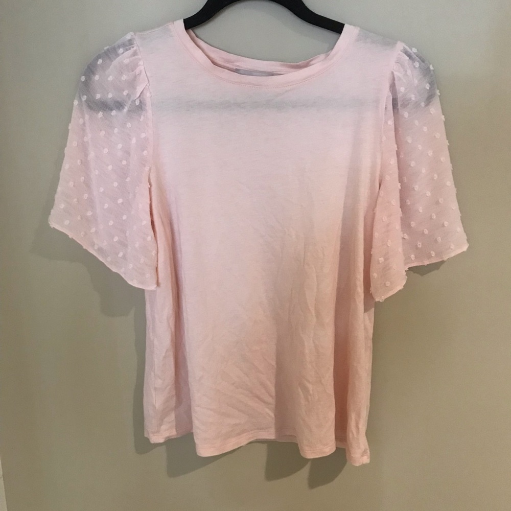 Cute pink T-shirt with details on the sleeves!